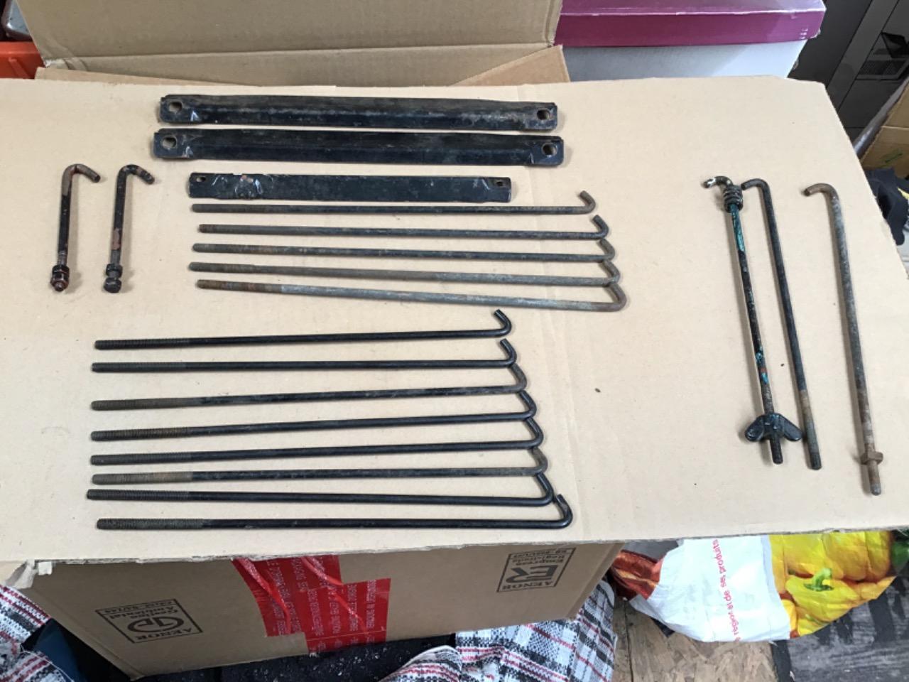 CORNIÈRES ET TIRANTS BATTERIE PEUGEOT 403/404/504 LesAnciennes.com