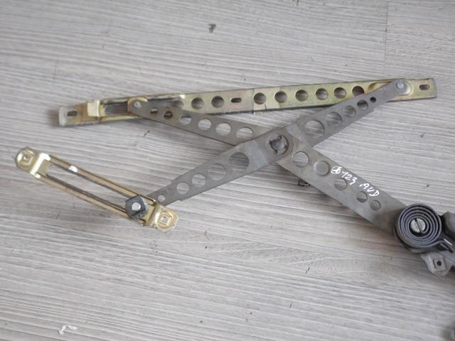 LEVE-VITRE AVANT DROIT 1237202246 MERCEDES W123 LesAnciennes.com