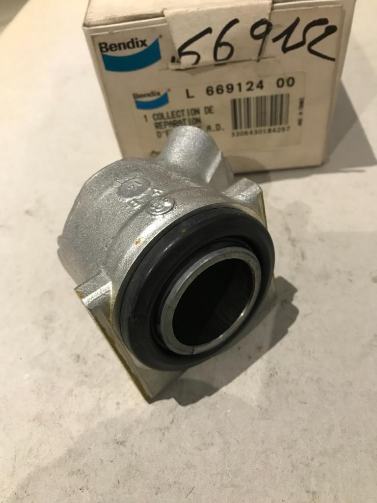 Etrier avant droit PEUGEOT 104 LesAnciennes.com