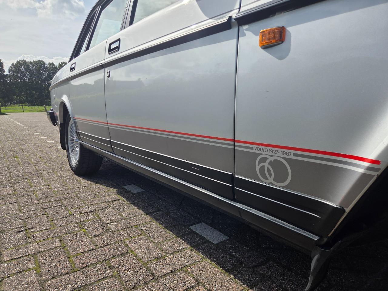 VOLVO 240 sedan - 1987 LesAnciennes.com