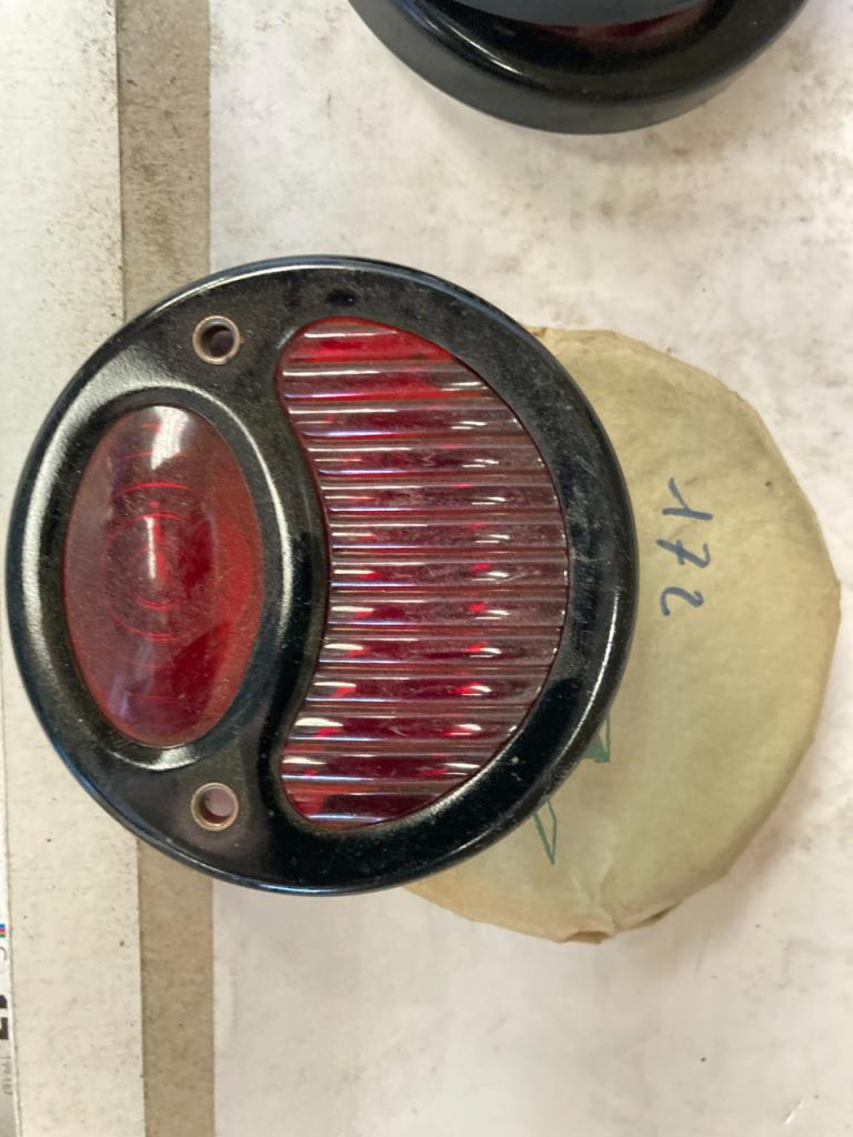 Feu arrière neuf PEUGEOT 203 U 403 LesAnciennes.com