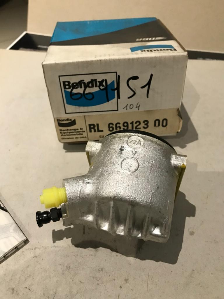 Etrier avant gauche PEUGEOT 104 LesAnciennes.com