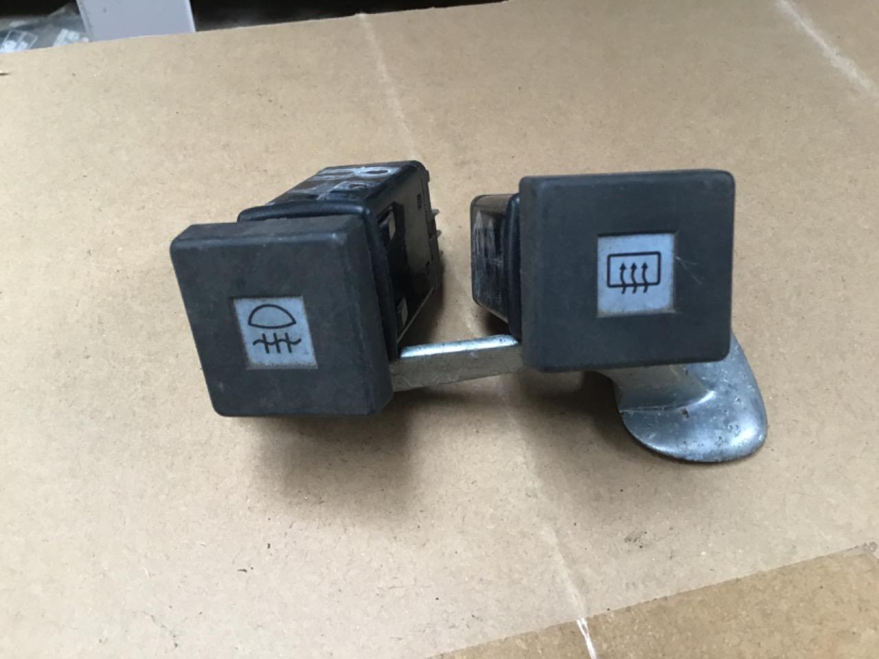 BOUTON DÉGIVRAGE ANTI BROUILLARD RENAULT 21 LesAnciennes.com