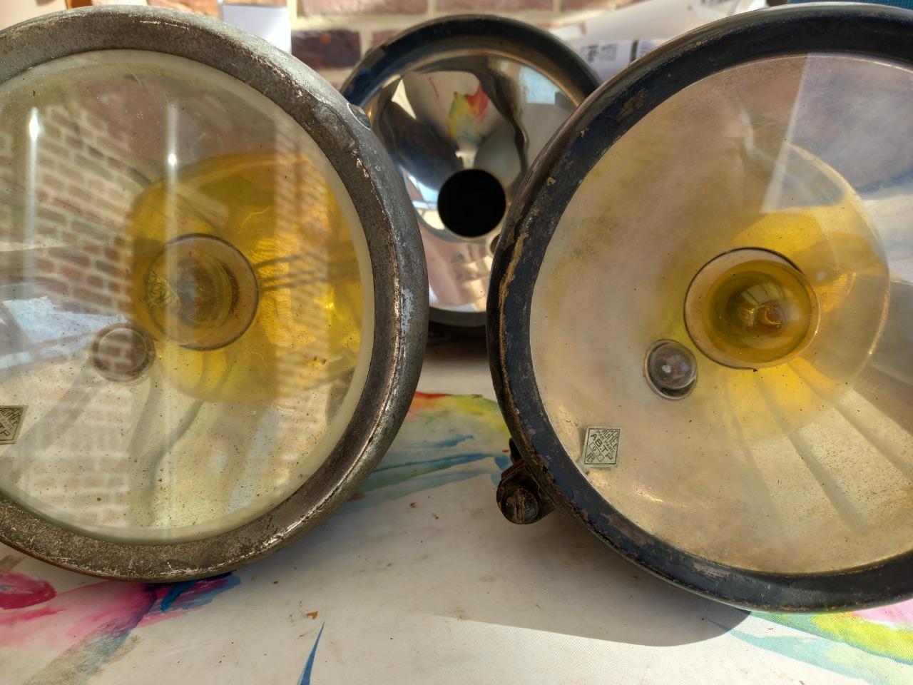 3 phares RENAULT Monaquatre LesAnciennes.com