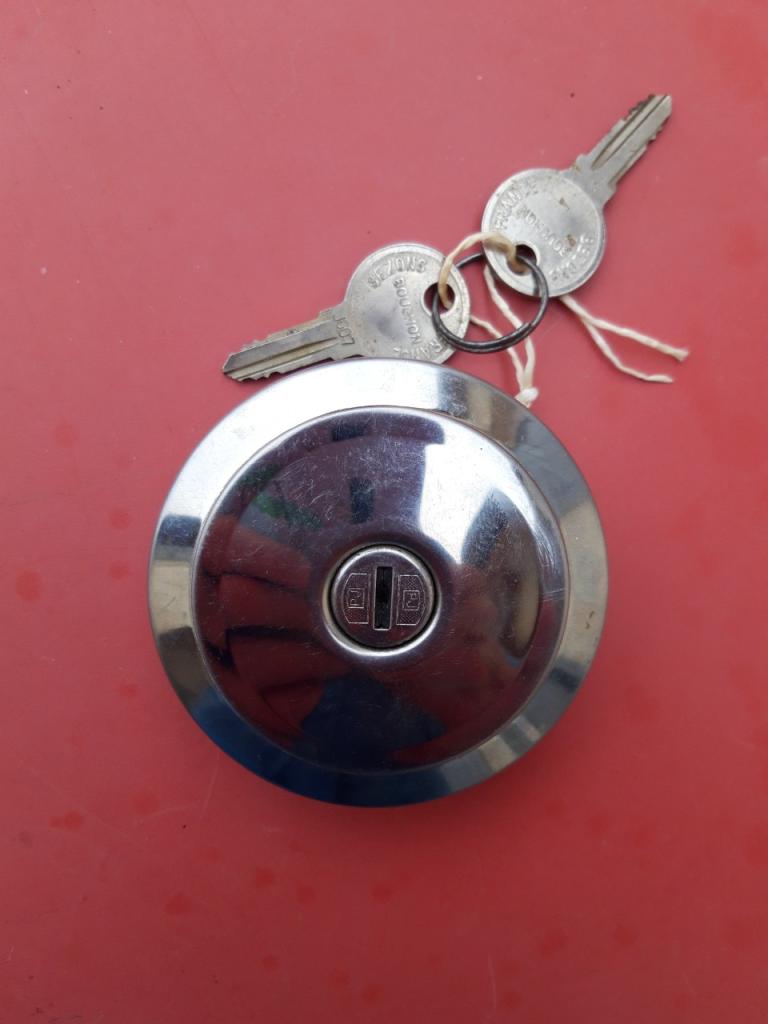 Bouchon de réservoir essence LesAnciennes.com