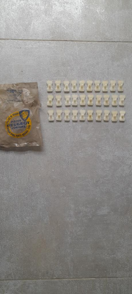 PEUGEOT 304 CC agrafes LesAnciennes.com