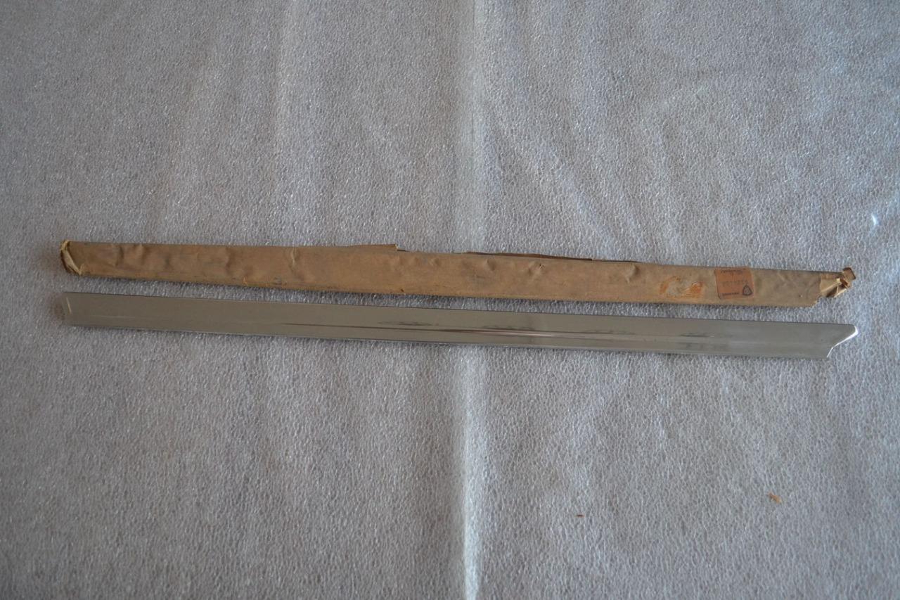 Enjoliveur encadrement porte AR G PEUGEOT 304 LesAnciennes.com