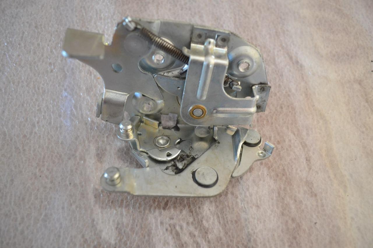 Serrure de porte AR G PEUGEOT 404, neuve LesAnciennes.com