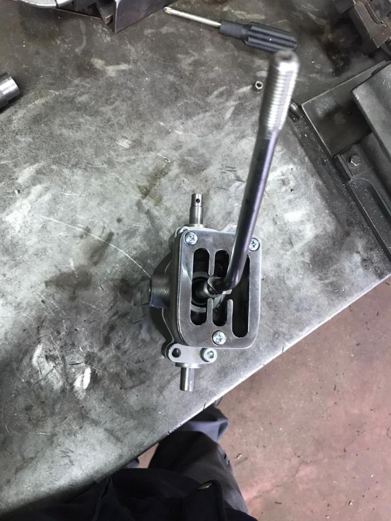 Levier de boite de vitesses Ferrari 275 LesAnciennes.com