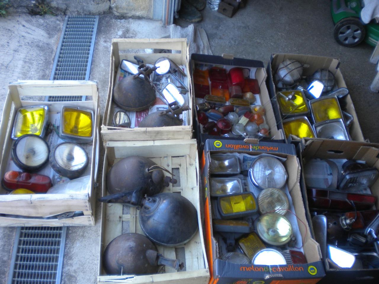 Lot de pièces LOT PHARES feux automobile ancienne LesAnciennes.com
