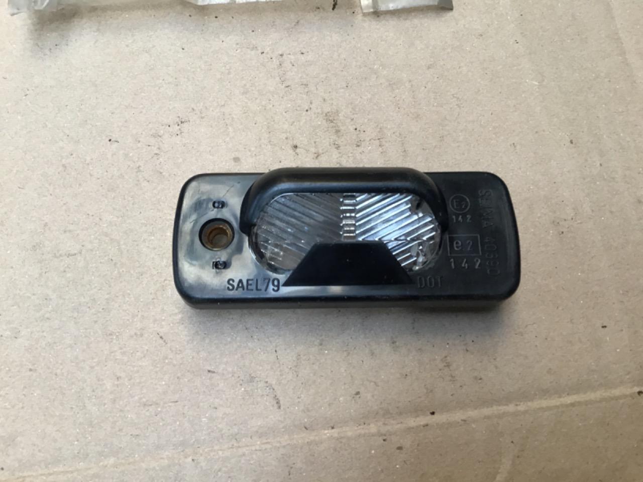 CABOCHON NEUF PLAQUE IMMATRICULATION R18 LesAnciennes.com