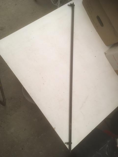 Barre verrouillage capot moteur VOLVO P1800 LesAnciennes.com