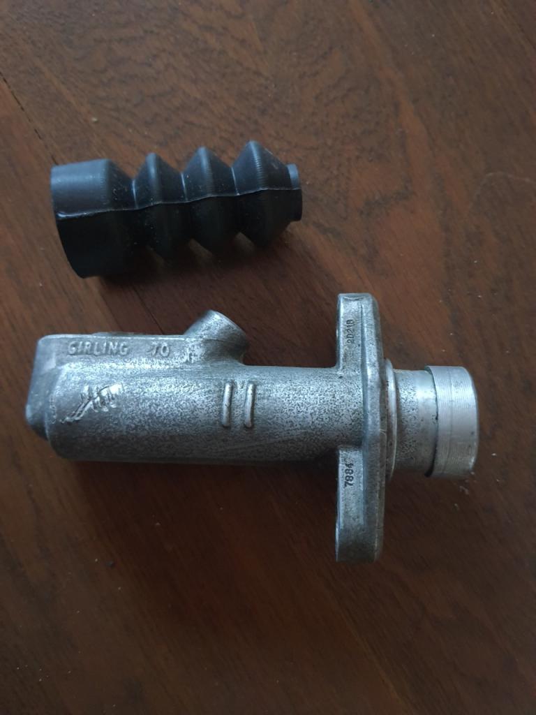 Maitre cylindre principale pedale LesAnciennes.com