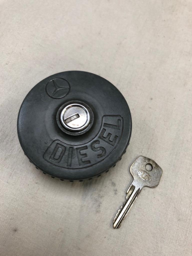 Bouchon MERCEDES 190 D w110 LesAnciennes.com