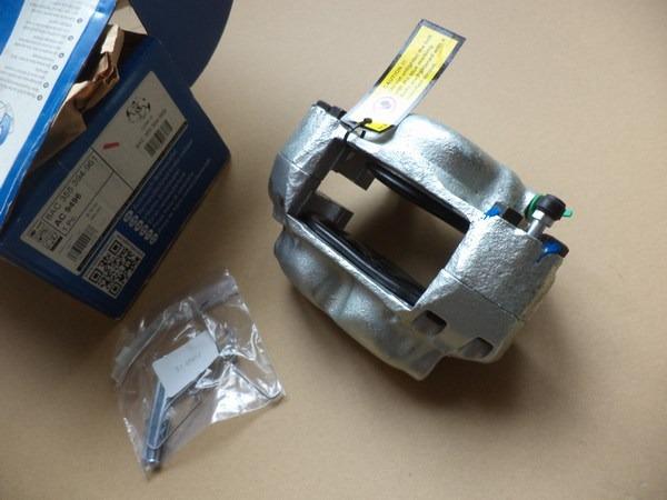 Etrier avant droit volvo P122 jaguar type E LesAnciennes.com