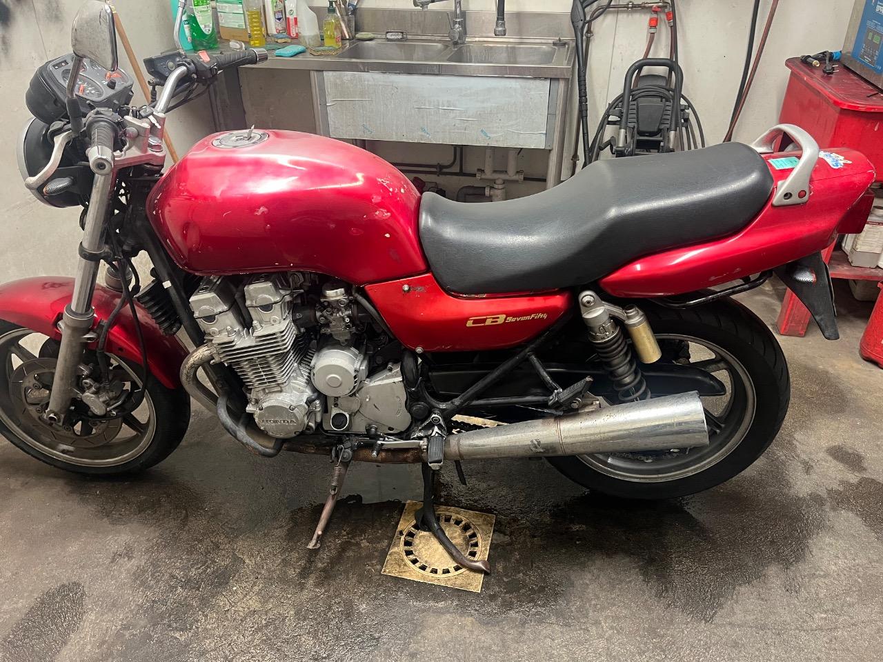 HONDA SEVEN FIFTY SC42 - 1993 LesAnciennes.com