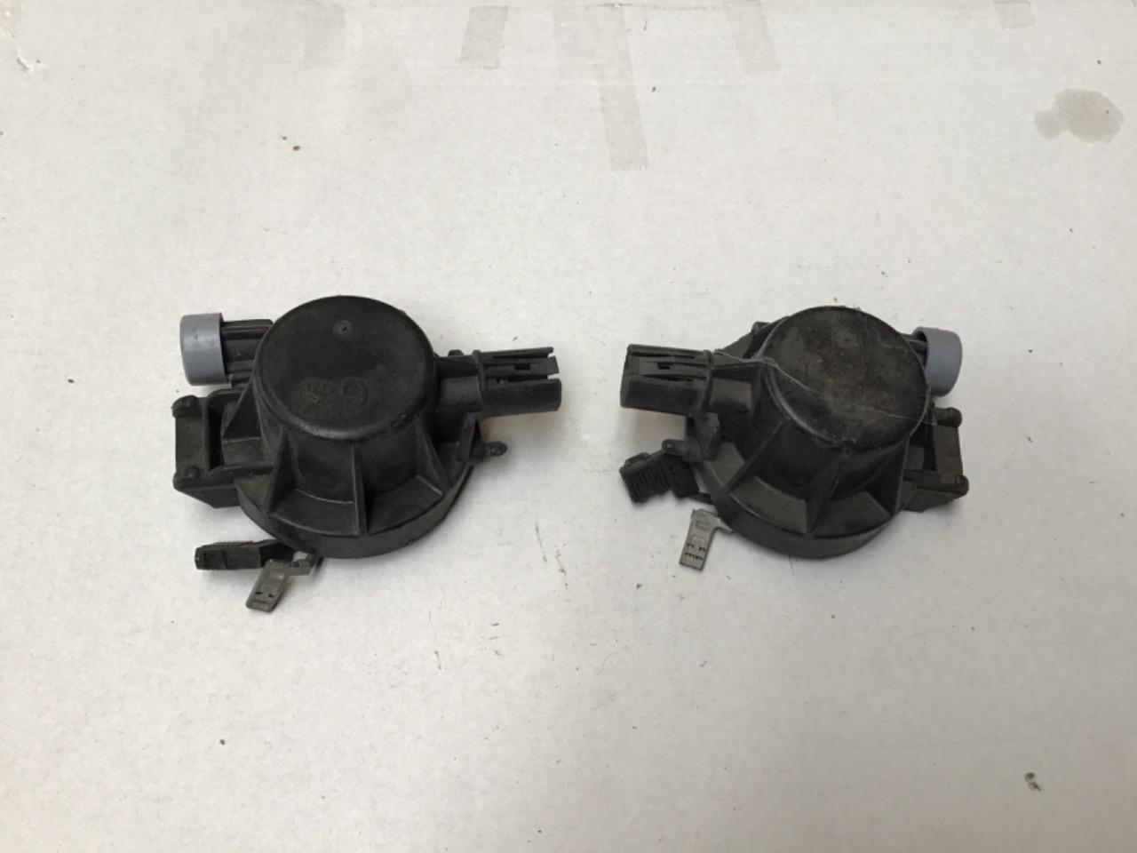 PLATINES PORTE LAMPE NEUVE RENAULT 19 (R19) LesAnciennes.com