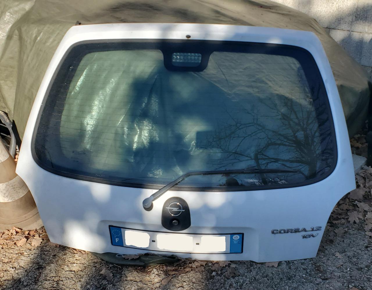 Hayon CORSA B 3p excellent état avec 3ème feu STOP LesAnciennes.com