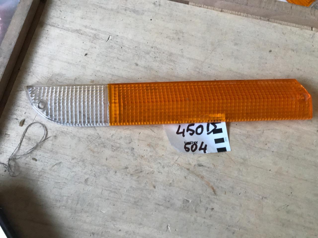 Cabochon avant droit PEUGEOT 504 LesAnciennes.com