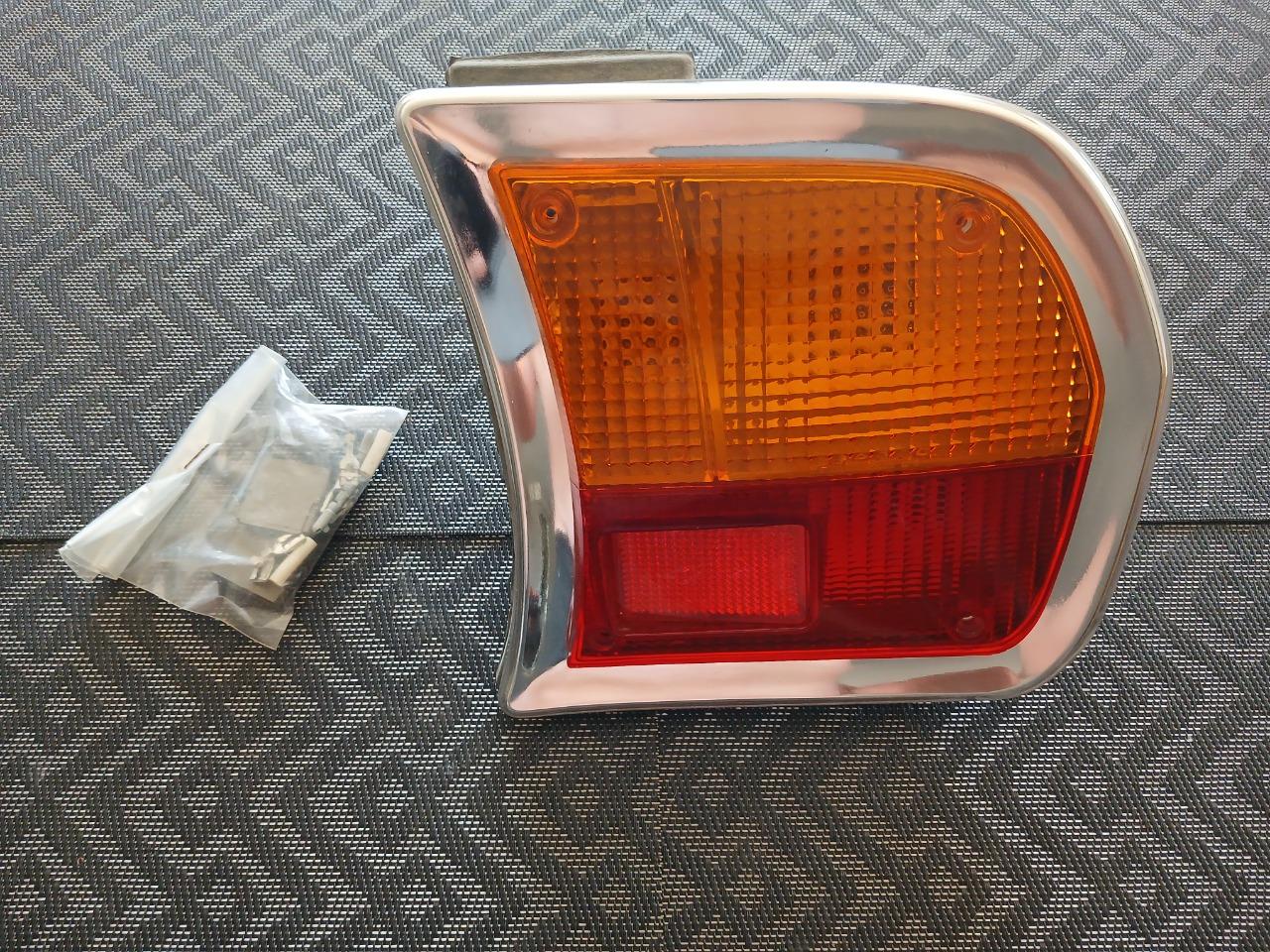 Feu arrière droit recul orange PEUGEOT 504 LesAnciennes.com