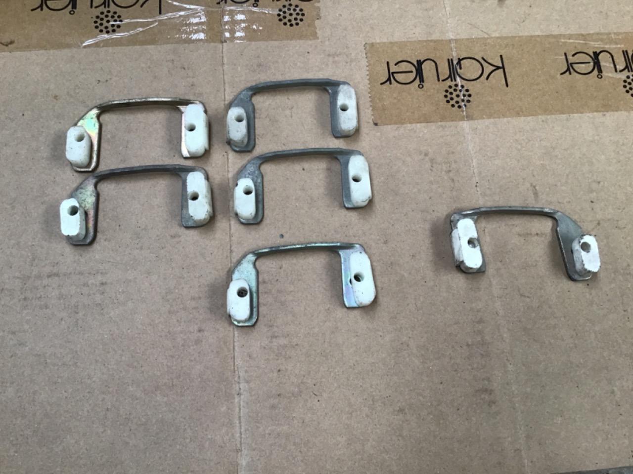 SUPPORT DE GÂCHE NEUF RENAULT 4 (R4) LesAnciennes.com