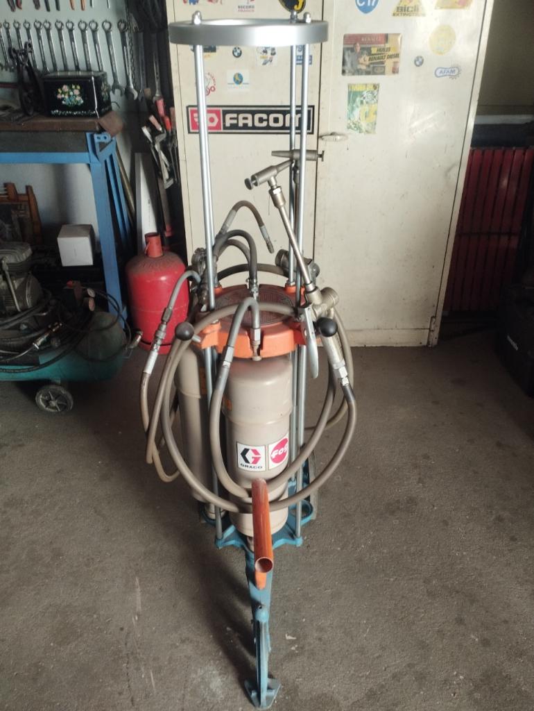 Distributeur d'huile Autolube année 70 LesAnciennes.com