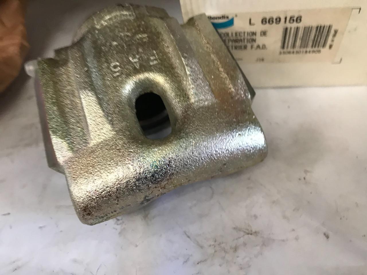 Etrier avant droit RENAULT 14 (R14) LesAnciennes.com