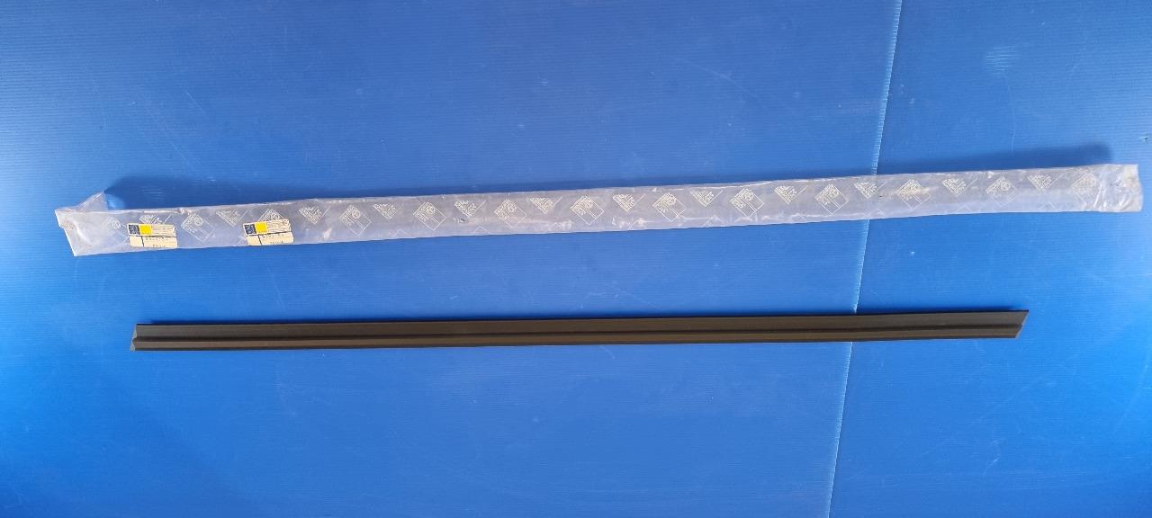 Baguette protection porte avant gauche PEUGEOT 305 LesAnciennes.com