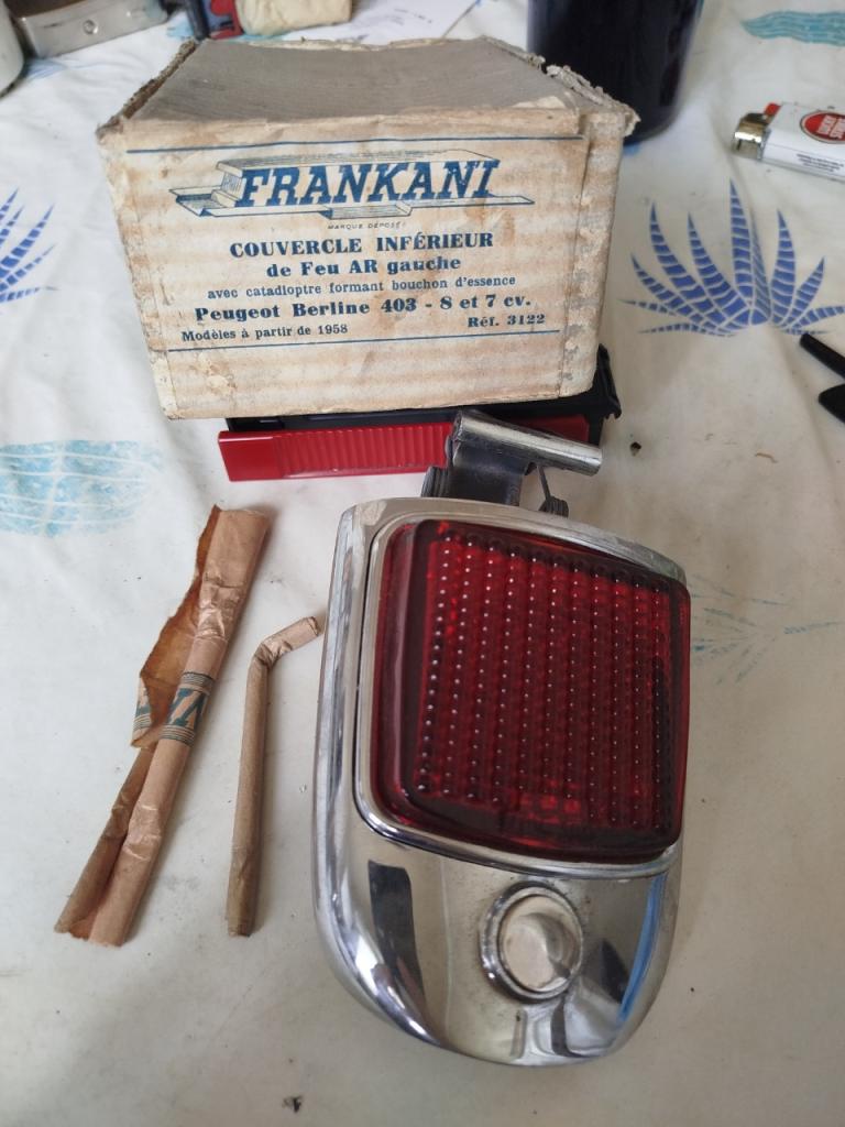 Feux arrière , trappe à essence pour Peugeot 403 LesAnciennes.com