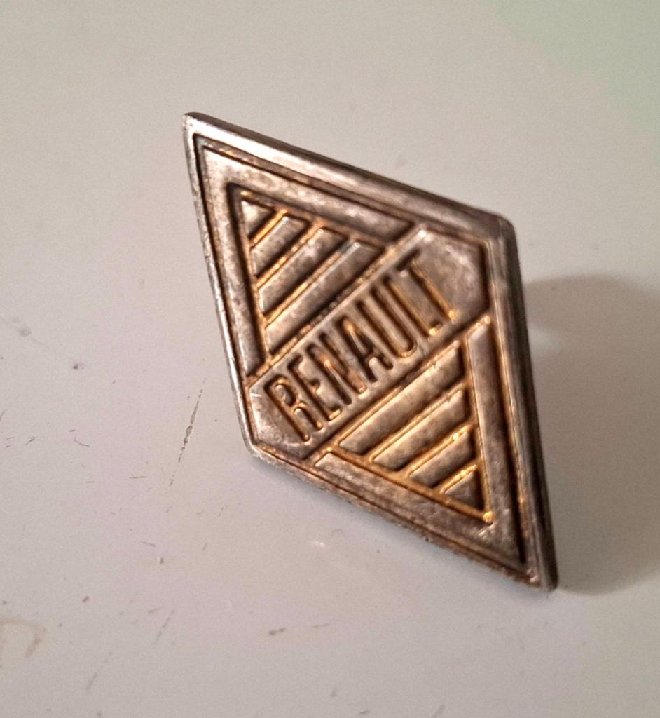 Ecusson calandre R8 Gordini ou R8 S LesAnciennes.com