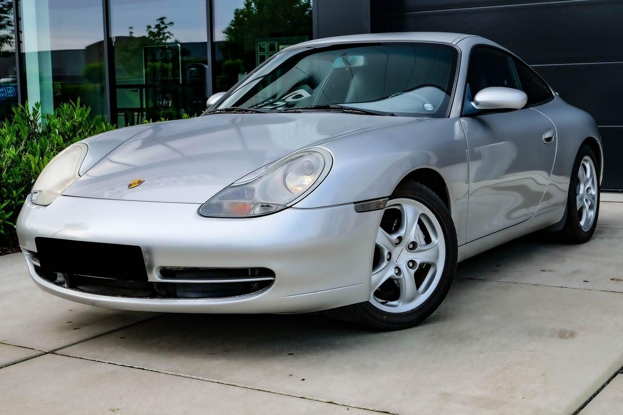 1999 Porsche 911 Carrera 4 996 LesAnciennes.com