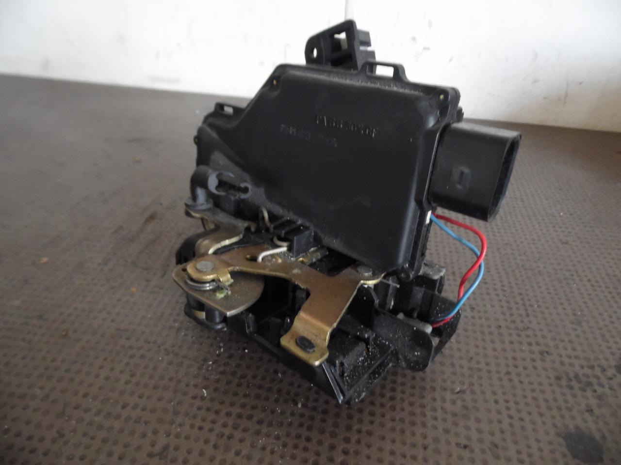 SERRURE DROITE 8N1837016 PORSCHE 996 LesAnciennes.com