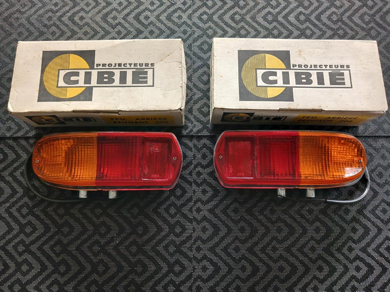 Feux arrière complets PEUGEOT 204 coupé cabriolet LesAnciennes.com