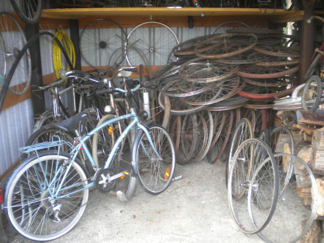 Pièces LOT 8 VELOS 80 roues 5 jantes a restaurer LesAnciennes.com