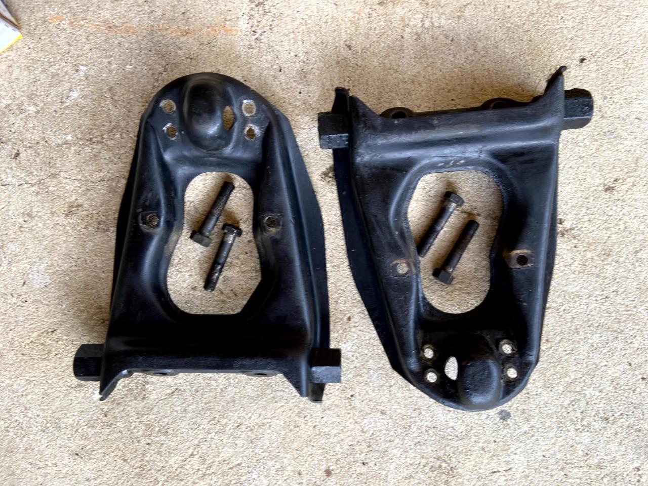 Mustang 1964/66 - Bras de suspension supérieur LesAnciennes.com