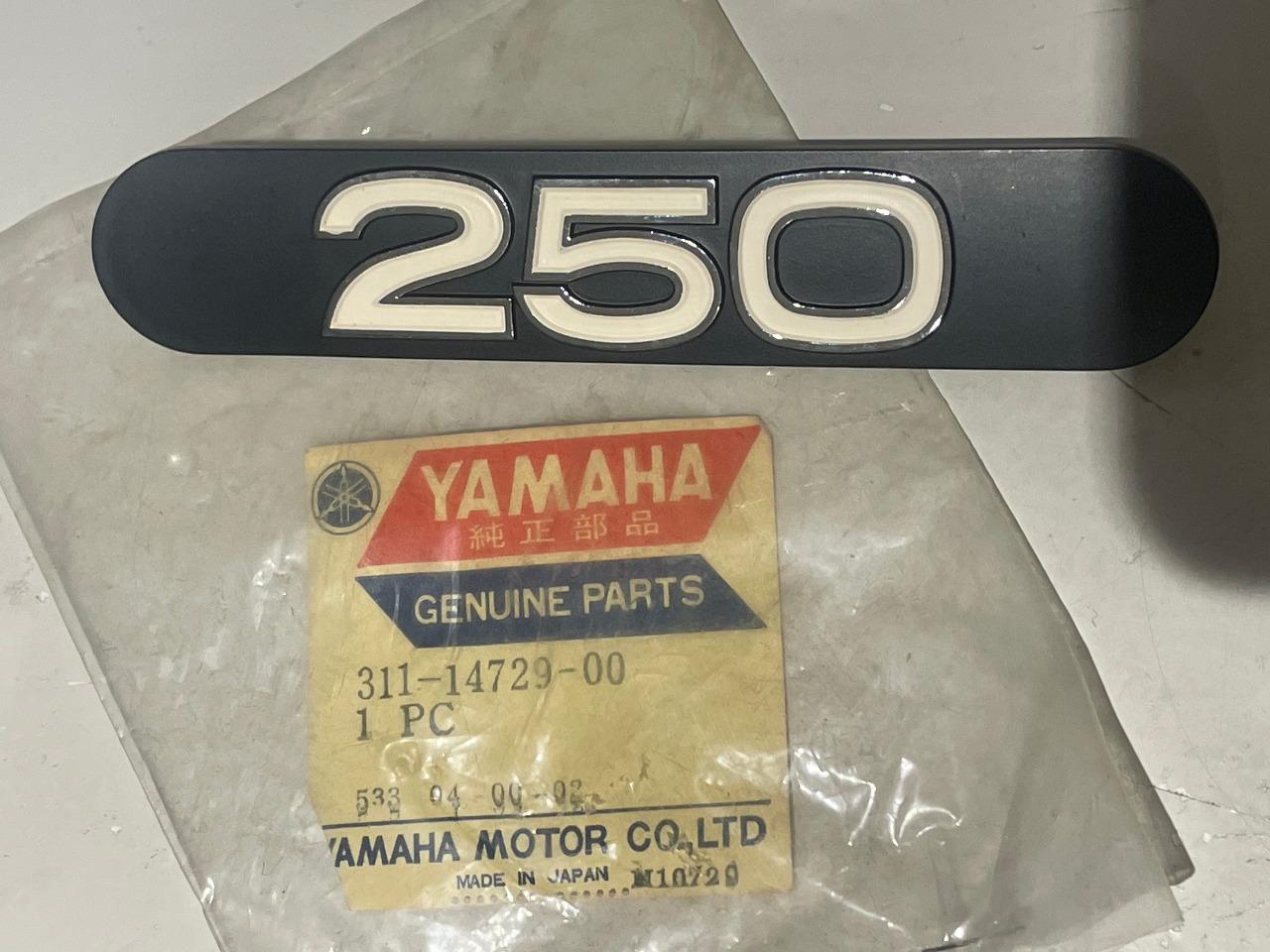 Pièces YAMAHA DT 250 EMBLEME NEUF LesAnciennes.com
