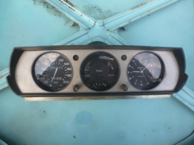 PEUGEOT 504 berline:instruments ,montre OK LesAnciennes.com