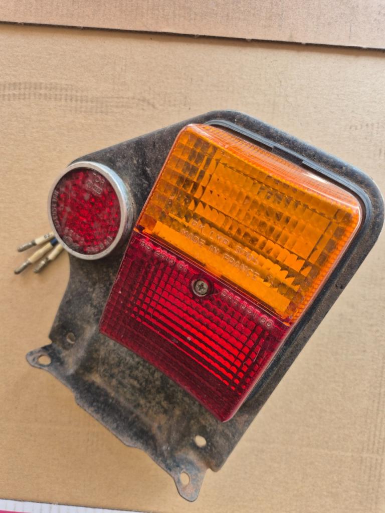 Feux AR PEUGEOT 404 Ctte et J7 LesAnciennes.com