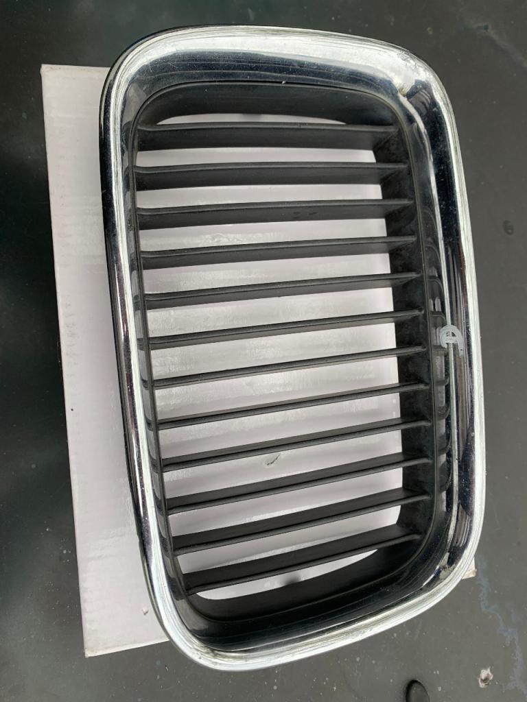 Calandres chrome droite BMW E36 phase 1 LesAnciennes.com