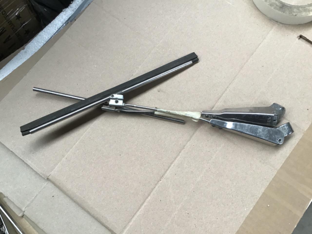 BRAS D’ESSUIE GLACE RENAULT 4 (R4) R3 LesAnciennes.com