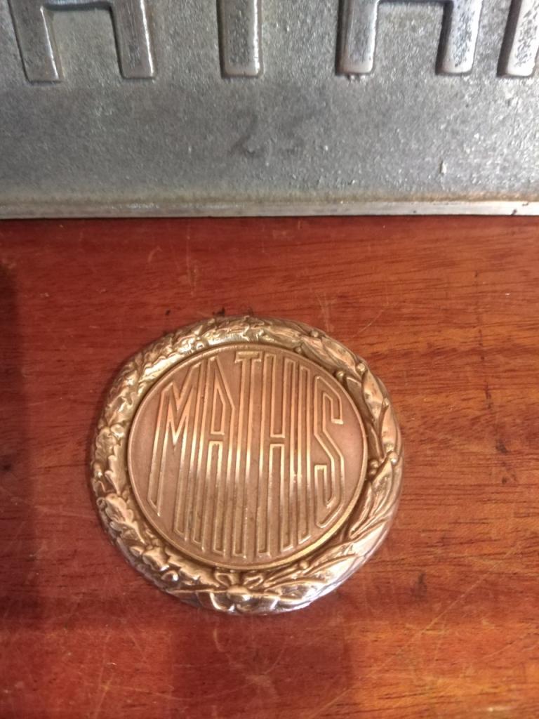 Insigne MATHIS voitures collection LesAnciennes.com