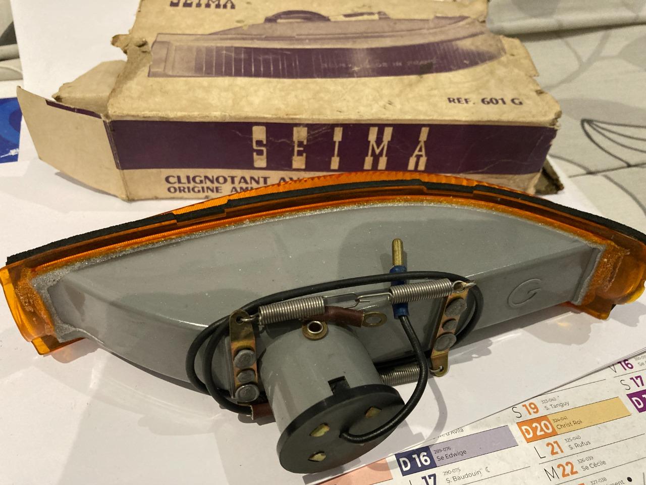 Feu clignotant AV G CITROEN Ami 6 LesAnciennes.com