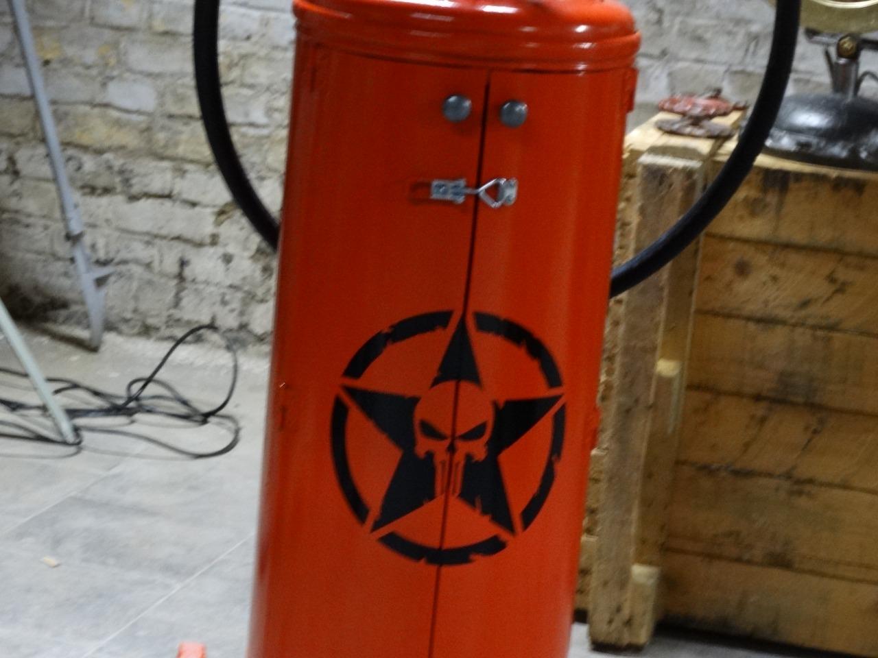 Pompe à essence 2 temps transformée en bar LesAnciennes.com