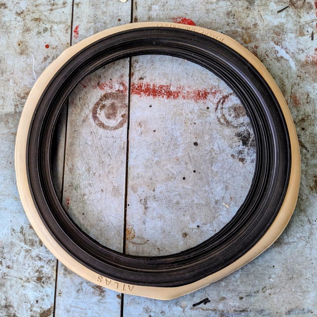 Enjoliveurs flanc blanc/noir 13'' LesAnciennes.com