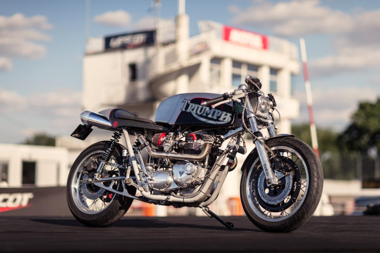 TRIUMPH Bonneville T140 CAFE RACER - 1978 LesAnciennes.com