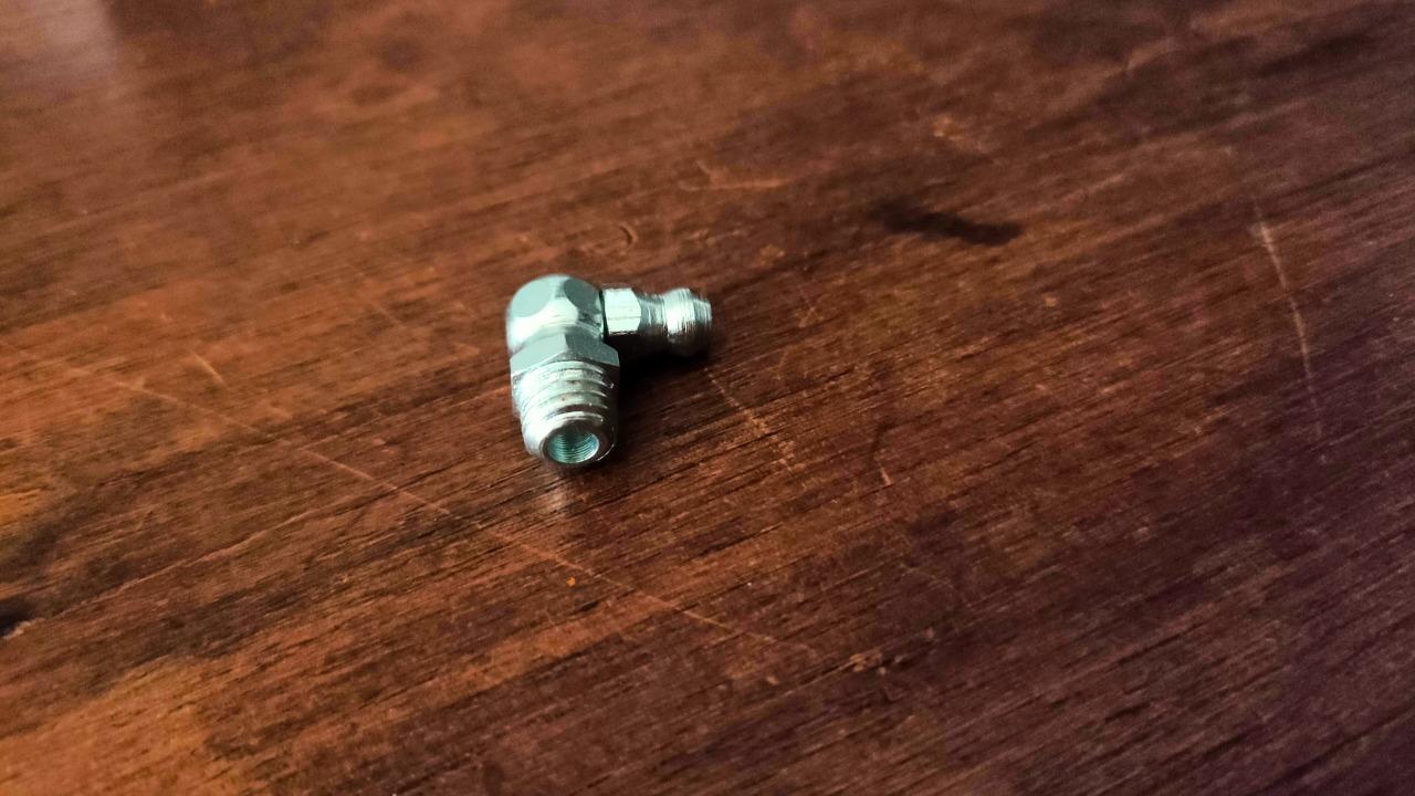 Graisseurs Hydrauliques 6 Pans, Forme Coudée LesAnciennes.com