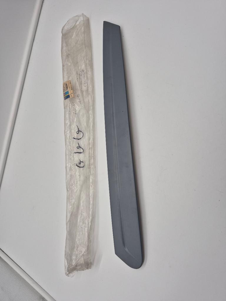Couvercle extracteur d'aile ARG PEUGEOT 305 LesAnciennes.com