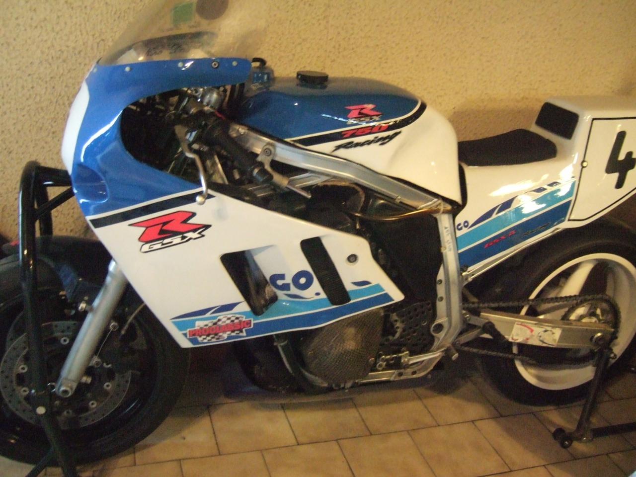 SUZUKI GSXR 750 course - 1985 LesAnciennes.com
