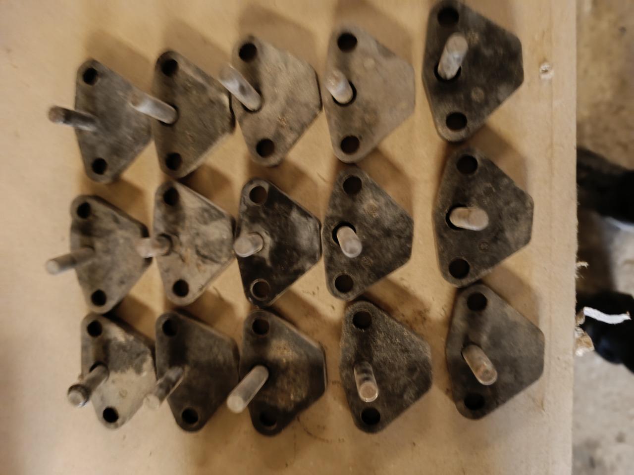 Entretoise pompe a essence avec axe LesAnciennes.com