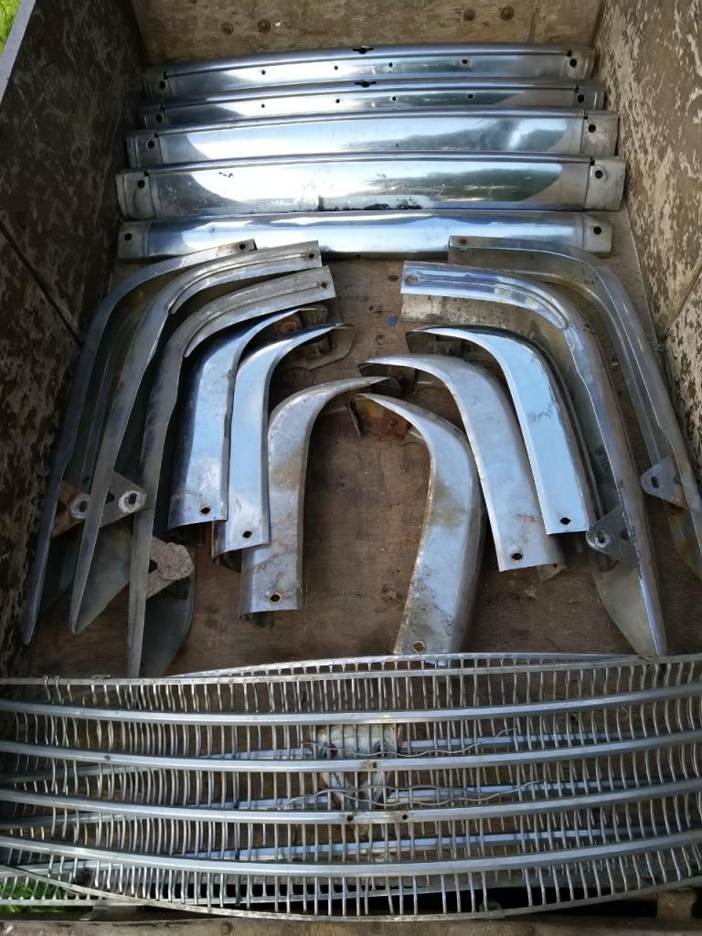 Lot de pièces PEUGEOT 404 LesAnciennes.com